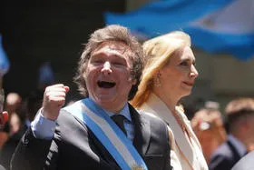 javier-milei-y-su-hermana-karina-se-dirigen-a-la-casa-rosada-durante-la-toma-de-posesion-presidencial-en-argentina_menu
